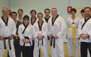 Michel Carron avec son élève Alexandre Tarot et ses élèves en visite à l'Institut de Taekwondo Paris. 