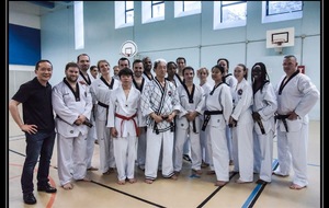Michel Carron et les gradés de l'Institut de Taekwondo Paris autour de Maitre Lee Kwan Young. 