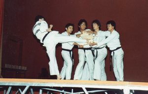 Michel Carron effectuant une casse en Dolio Tchagui lors de l'ouverture du club de Taekwondo d'Eragny