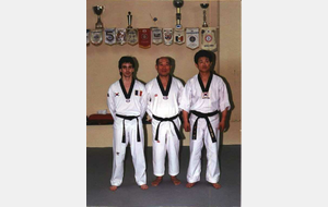 Michel Carron aux côtés de des deux Grands Maîtres PARK Hae Man 10è dan et LEE Kwan Young 9è dan de l'école Chung Do Kwan.