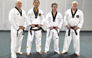 Grand Maître Lee Kwan Young entouré de ses élèves, Maîtres Engelvin Alain, Tambouez Bruno et Michel Carron