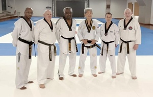 Grand Maître LEE Kwan Young entouré de ses élèves, Maîtres John Benjamin, Engelvin Alain, Tambouez Bruno et Michel Carron.