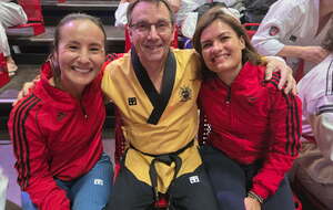 Michel Carron en compagnie des 2 championnes Poomsae du club Taekoo
