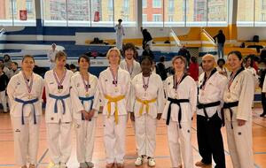 Les médaillés en equipes ceintures jaunes, ceintures bleues et ceintures noires.